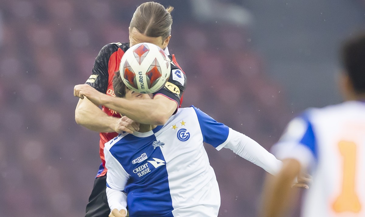 Michael Lang (FCB) (oben) kaempft um den Ball mit Filipe de Carvalho (GC) (unten) im Fussball Meisterschaftsspiel der Swiss Super League zwischen Grasshoppers, GC, und Basel, FCB, vom Samstag, 18. Mai ...