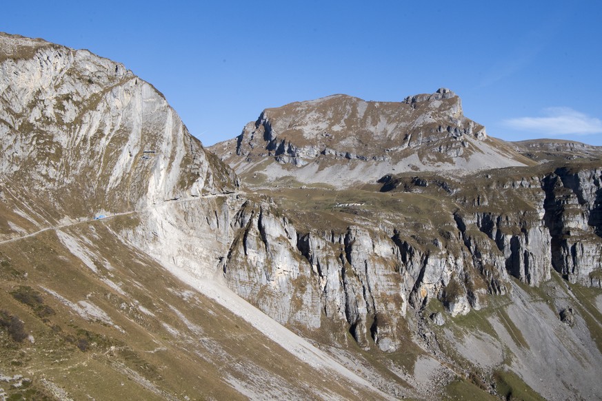 ARCHIVBILD ZUR BERGUNG DER ZWEI VERSCHUETTETEN MAENNER NACH DEM FELSTURZ BEI DER RUOSALP, AM MITTWOCH, 25. OKOTBER 2017 - Die Sicht in das Felssturzgebiet, waehrend die Suche nach den vermissten Arbei ...