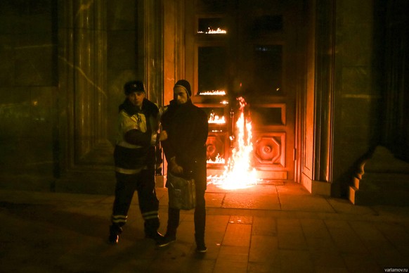 Petr Pavlensky wird von einem Sicherheitsmann festgenommen.