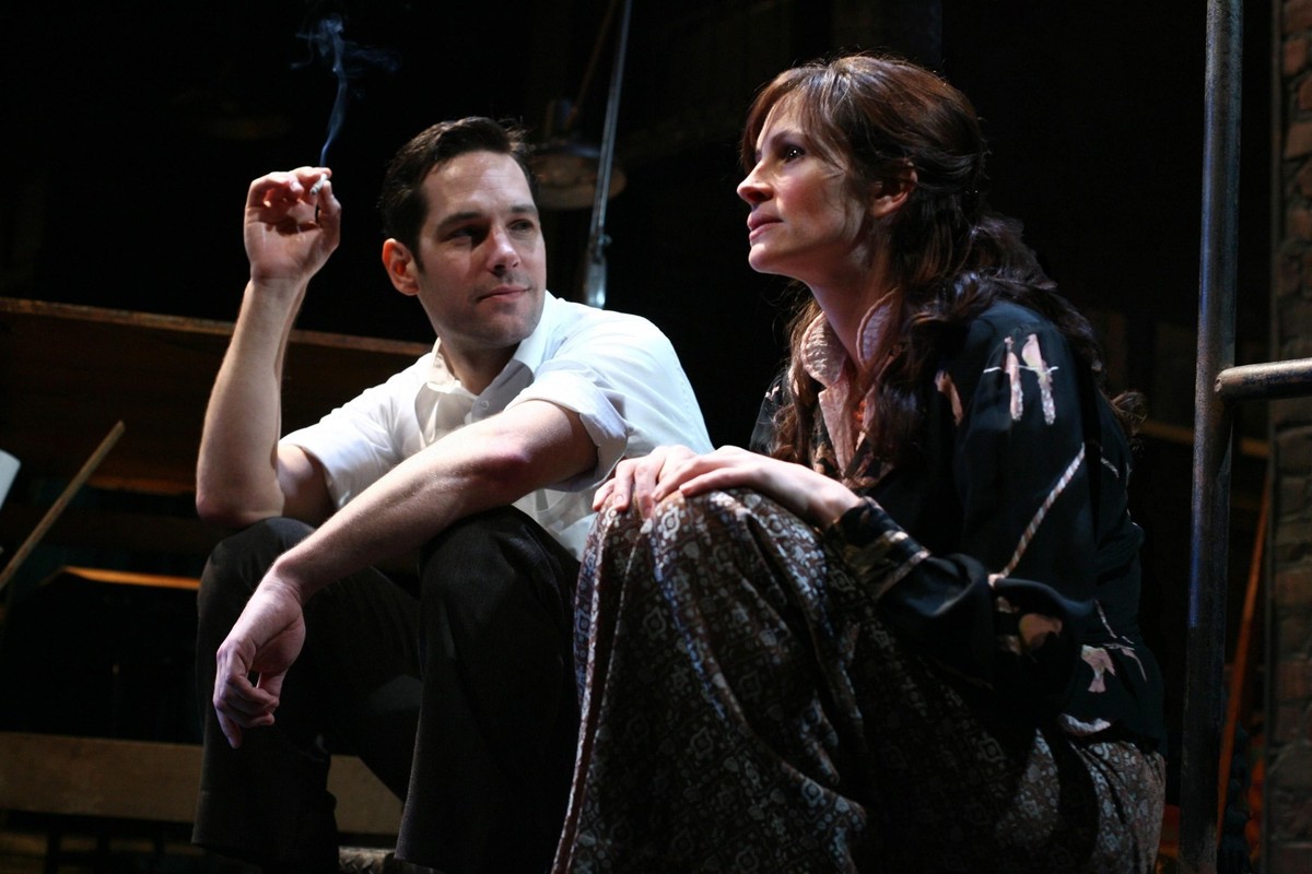 This recent but undated photo, supplied by the producers of "Three Days of Rain," shows Paul Rudd and Julia Roberts in a scene from the Broadway production of "Three Days of Rain." ...