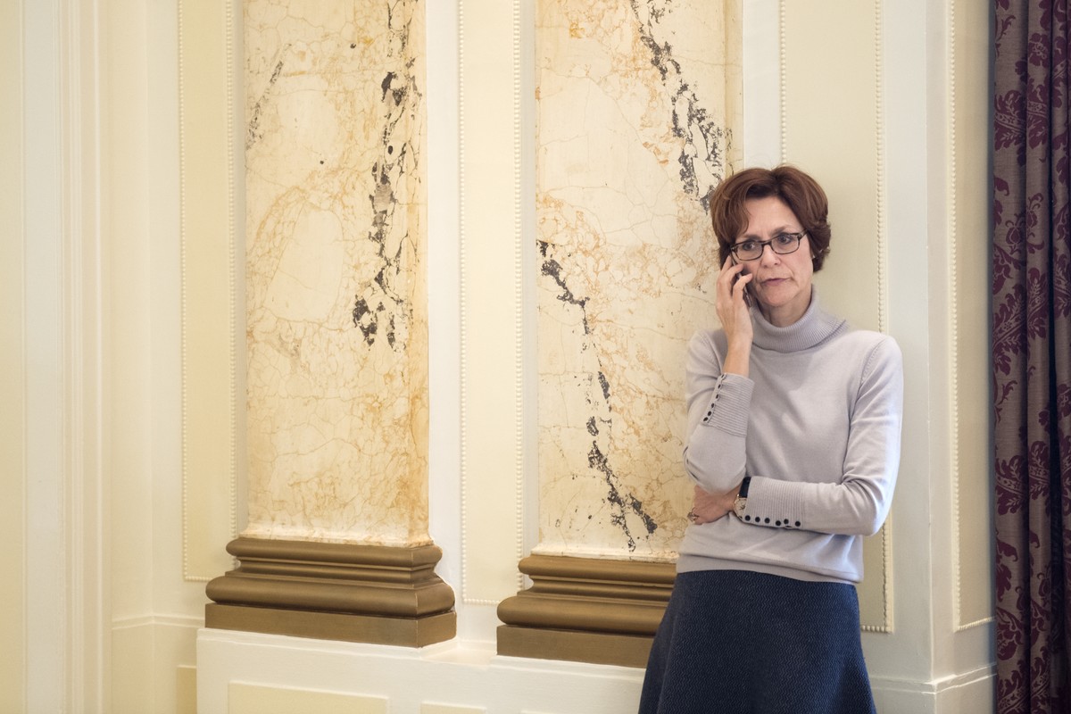 Monika Ruehl, Economiesuisse Direktorin, spricht am Mobiltelefon, im buergerlichen Hauptquartier, am Sonntag, 12. Februar 2017, im Hotel Bellevue in Bern. Das eidgenoessische Stimmvolk hatte am Sonnta ...