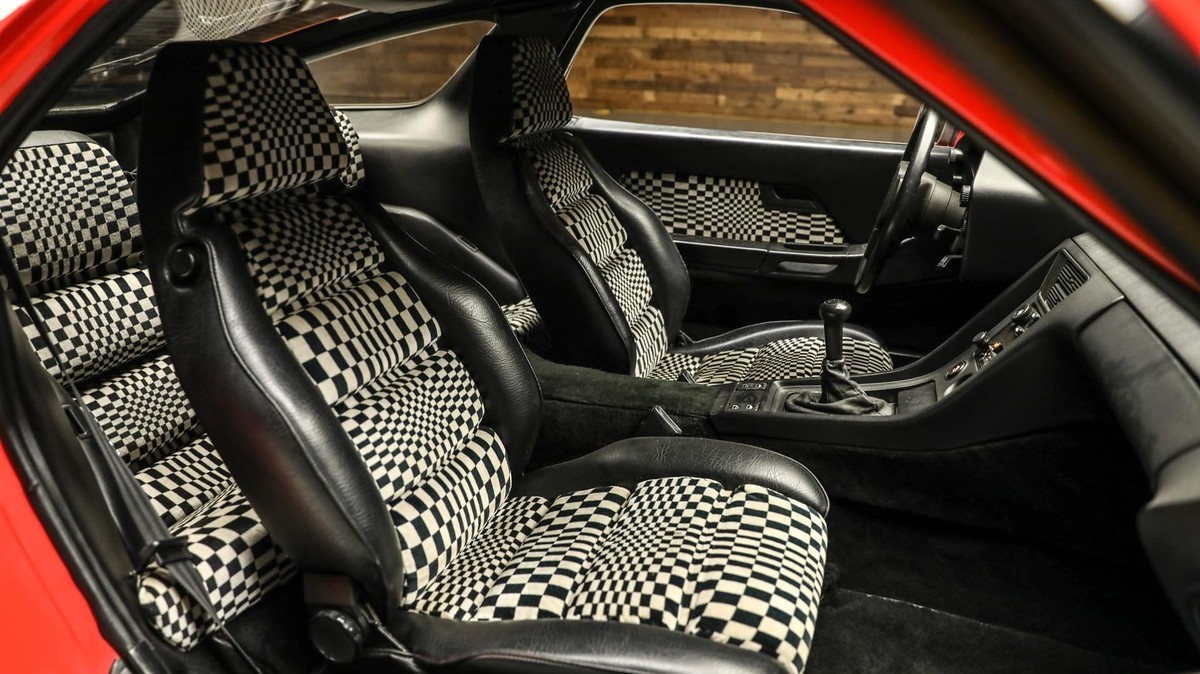 1978 Porsche 928 mit "Pascha"-Stoff-Interieur
https://worldwideauctioneers.com/product/1978-porsche-928-coupe/