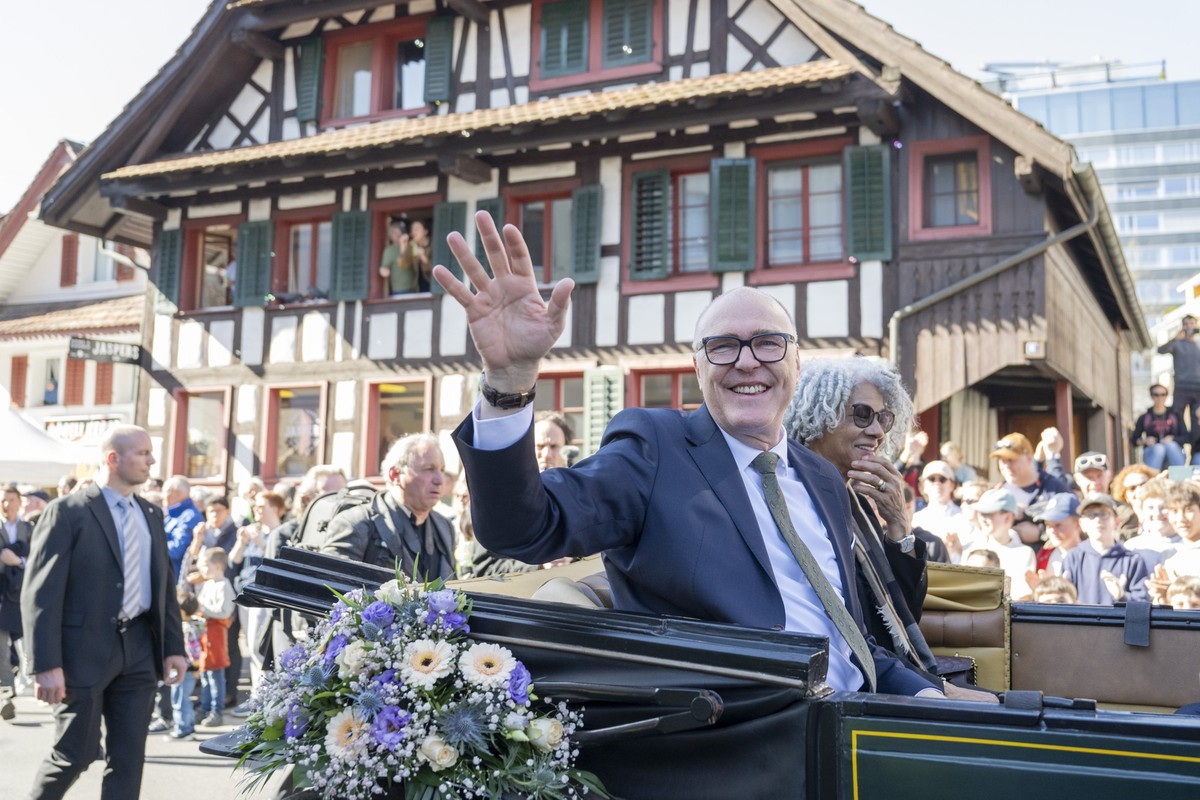 Der neue Bundesrat Martin Pfister,links, und seine Frau Cacilda Pfister, rechts, werden feierlich empfangen, anlaesslich einer offiziellen Wahlfeier fuer den neugewaehlten Zuger Bundesrat Martin Pfist ...