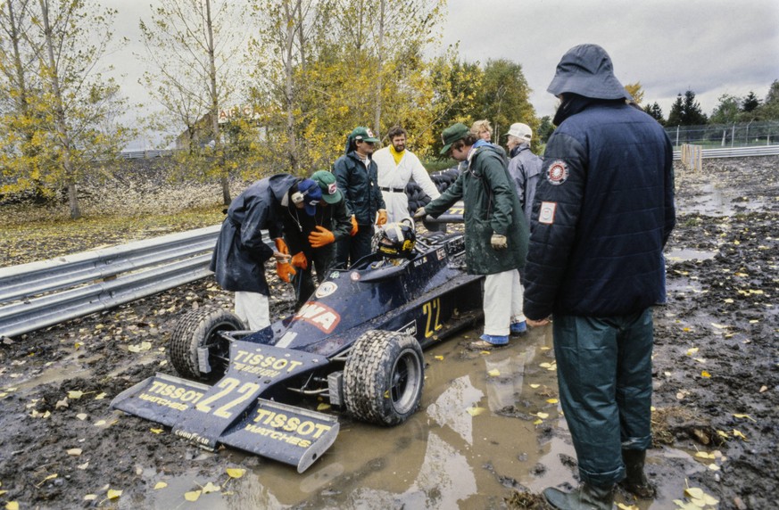 IMAGO / Motorsport Images

1978 Canadian GP CIRCUIT GILLES-VILLENEUVE, CANADA - OCTOBER 08: Marshals and team members assess how to remove Derek Daly s Ensign N177 Ford from the mud during the Canadia ...