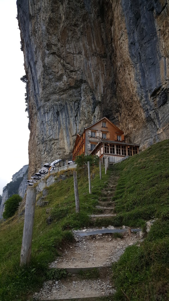 Jetzt ist es offiziell: Der schönste Ort der Welt liegt in der Schweiz – Diese 10 atemberaubenden Plätze (plus 214 weitere) hat der Äscher hinter sich gelassen
Leider hatte es nicht soviel Sonne .. :- ...