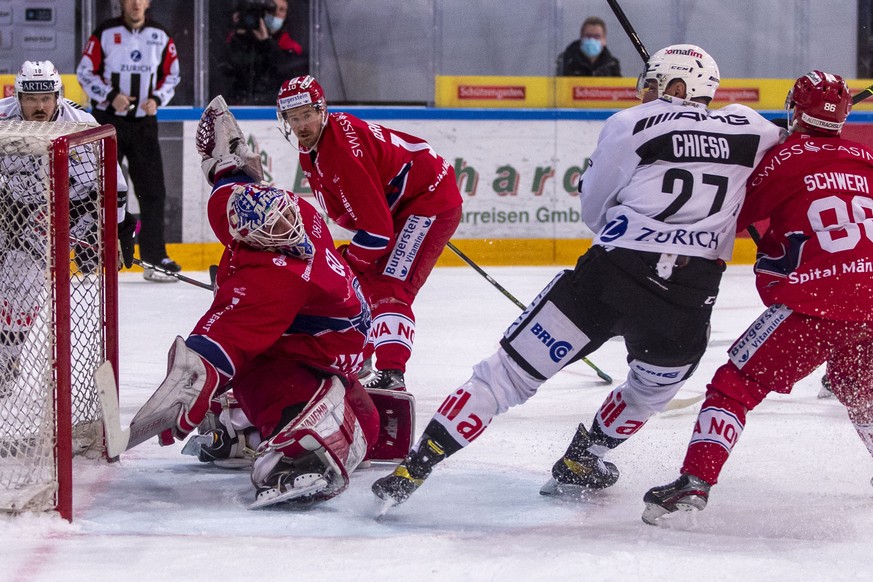 SC Rapperswil-Jona Lakers Torhueter Melvin Nyffeler, links, gegen HC Lugano Verteidiger Alessandro Chiesa waehrend dem vierten Eishockey Playoff-Viertelfinalspiel der National League zwischen den SC R ...