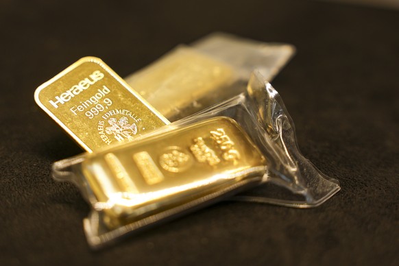epa12441396 Gold bars are displayed in a gold dealer's shop in Essen, Germany, 09 October 2025. The spot price of gold has risen above 4,000 USD per ounce for the first time as investors turn to  ...