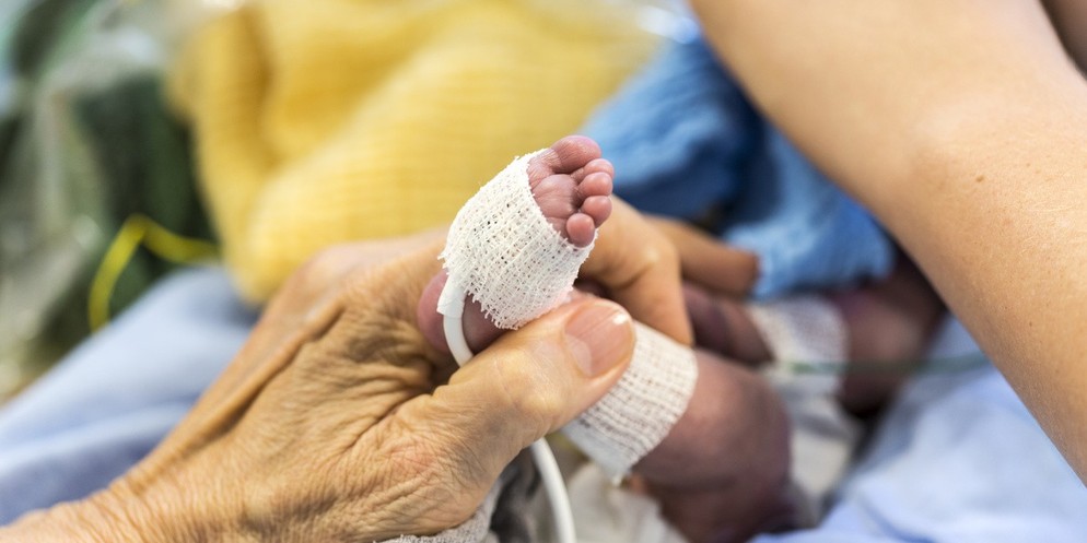 Jeden Tag kommen in der Schweiz 19 Babys zu früh auf die Welt. Eine Frühgeburt verändert das Leben der Eltern von einem Schlag auf den anderen. Diana Hediger hat vor vier Jahren selbst eine Frühgeburt ...