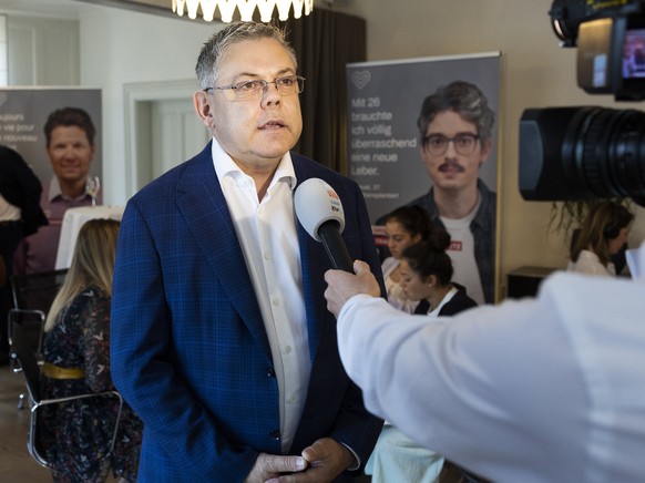 Franz Grueter, Nationalrat SVP-LU, und Mitglied des Komitees, gibt ein Interview, im Hauptquartier des Ja-Komitees zur Aenderung des Transplantationsgesetzes, am Sonntag, 15. Mai 2022 in Bern. Das eid ...