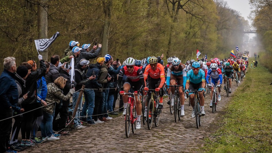epa07507382 The riders pack in action at the Arenberg cobblestone section during the 117th Paris Roubaix cycling race, France, 14 April 2019. EPA/CHRISTOPHE PETIT TESSON
