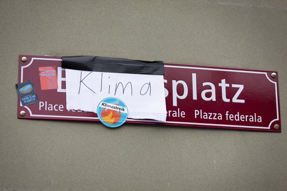 Ein mit dem Wort &quot;Klima&quot; ueberklebtes Bundesplatz-Schild haengt beim Bundesplatz, waehrend der Aktionswoche Rise up for Change auf dem Bundesplatz, am Dienstag, 22. September 2020, in Bern.  ...