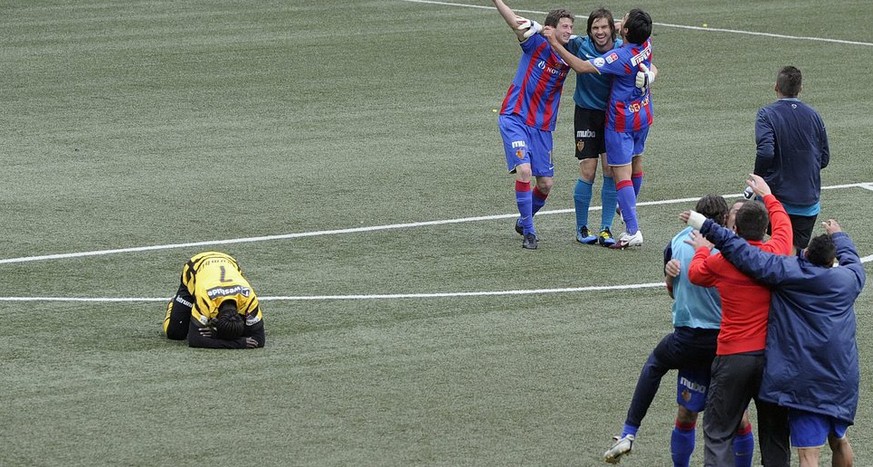 Die Basler Spieler feiern den Schweizermeistetitel, waehrend ein Berner entaeuscht am Boden liegt, nach dem letzten Fussball Meisterschaftsspiel der Super League zwischen den Berner Young Boys und dem ...