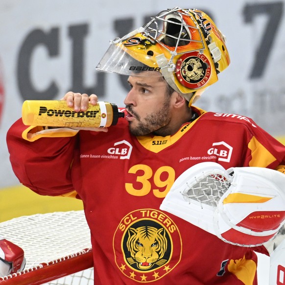 Tigers Goalie Luca Boltshauser, beim Eishockey-Qualifikationsspiel der National League, zwischen den SCL Tigers und den SC Rapperswil-Jona Lakers, am Freitag 15. November 2024, in der Emmental Versich ...