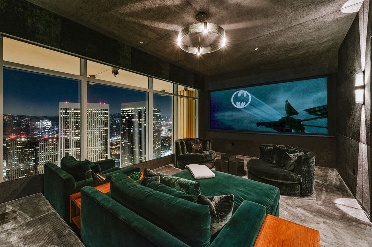 Ceci n'est pas un photo-montage, mais bien la véritable salle de repos de Matthew Perry, en 2017, au sommet de la tour la plus luxueuse de Los Angeles.