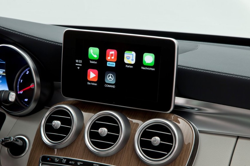 Apple CarPlay: iPhone-Bildschirm auf dem Mercedes-Monitor. Google plant mit Android M ein weiter entwickeltes Betriebssystem fürs Auto, das unabhängig vom Handy funktioniert.&nbsp;
