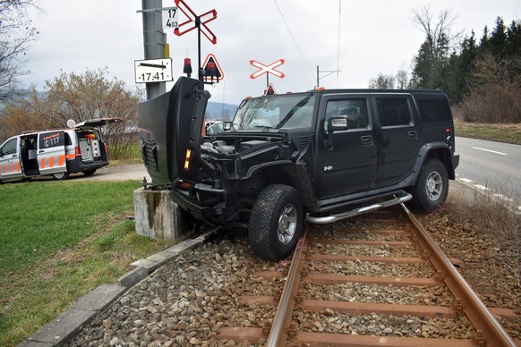 Weil ein Auto in Hohenrain in einen Fahrleitungsmast gefahren war, ist die Seetalbahnlinie am 28.02.2023 während fast zwei Stunden unterbrochen gewesen. Verletzt wurde niemand.