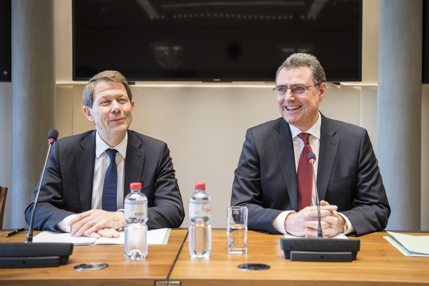 Nationalbank-Praesident Thomas Jordan, rechts, spricht neben Fritz Zurbruegg anlaesslich einer Medienkonferenz zur Uebernahme der Mehrheit an der Papierfabrik Landqart AG, aufgenommen am Donnerstag, 2 ...