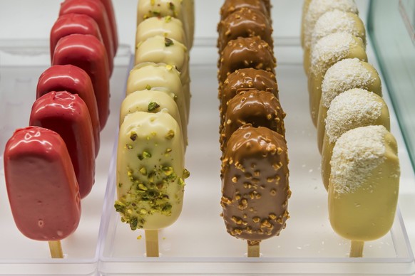 Eis am Stiel in einer Auslage einer Patisserie Ice lollies in a patisserie display Copyright: imageBROKER/FranzelxDrepper ibxfdr15348253.jpg Bitte beachten Sie die gesetzlichen Bestimmungen des deutsc ...