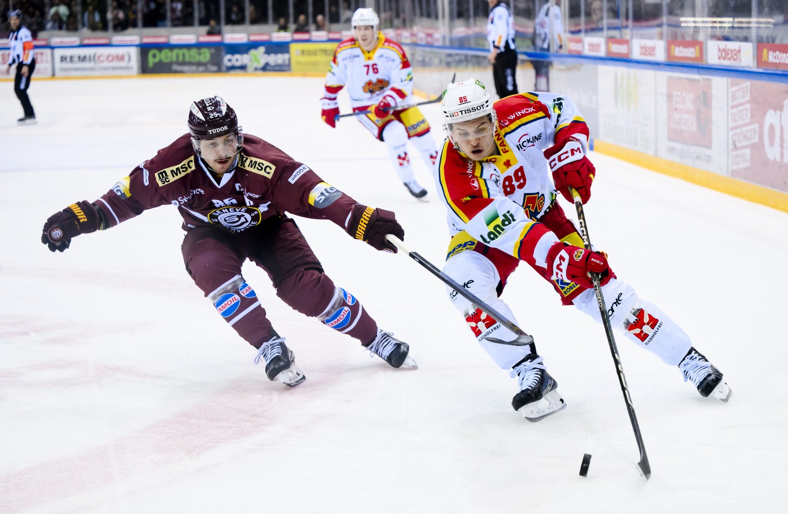 Le defenseur genevois Roger Karrer, gauche, a la lutte pour le puck avec l&#039;attaquant biennois Tino Kessler, droite, lors de l&#039;acte 1 du Play-in du championnat suisse de hockey sur glace de N ...