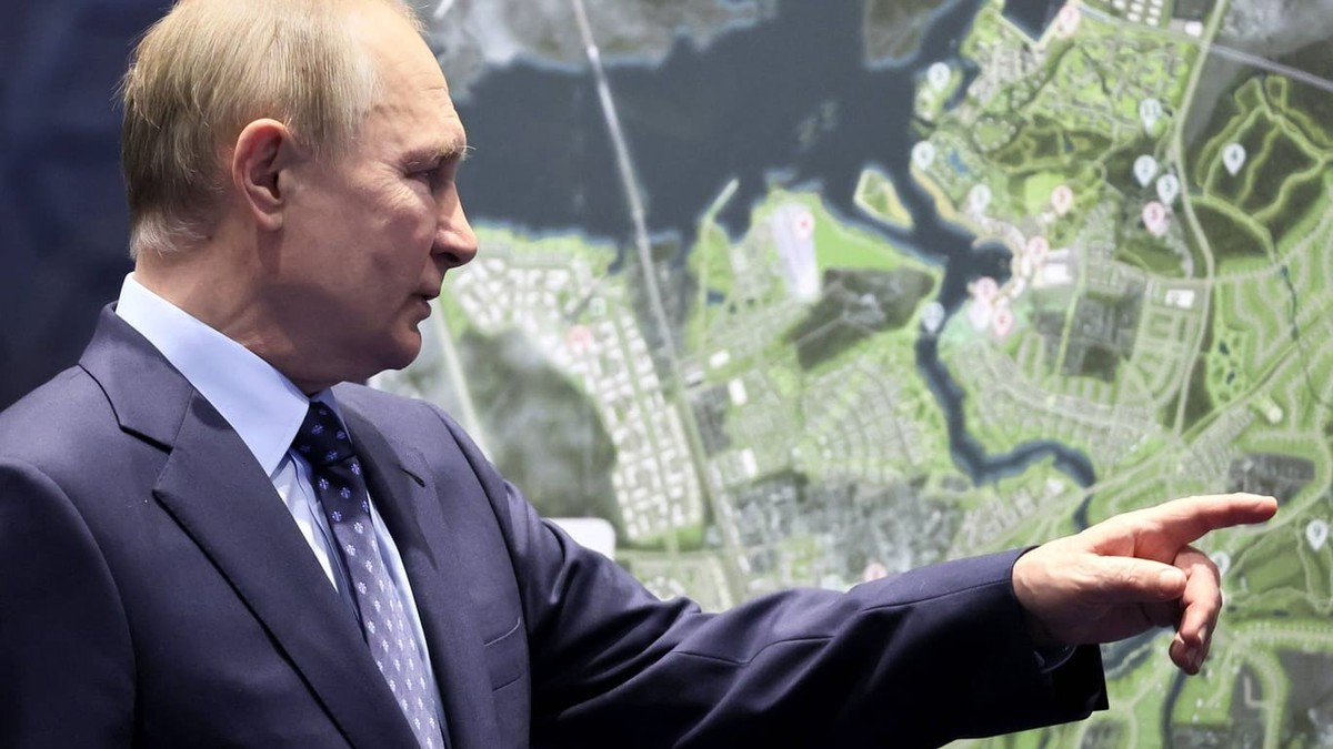 Vladimir Poutine devant une carte des ports maritimes (photo d'archives) : Plusieurs pétroliers russes ont été endommagés par des explosions.