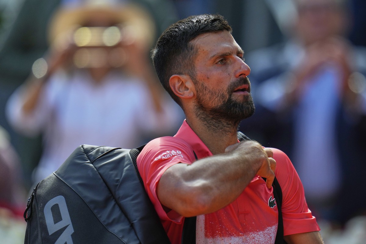 Novak Djokovic of Serbia leaves the court after losing against Matteo Arnaldi of Italy during the Madrid Open tennis tournament in Madrid, Spain, Saturday, April 26, 2025. (AP Photo/Manu Fernandez)
Sp ...