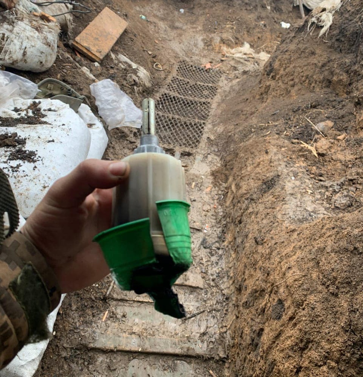 Une grenade K-51 que les Russes auraient larguée sur les positions ukrainiennes dans la région de Donetsk.