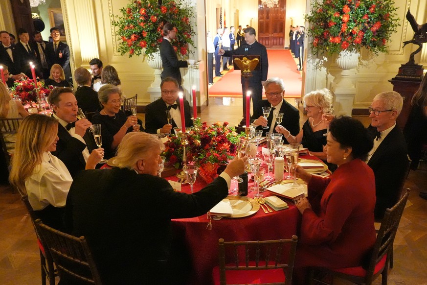 President Donald Trump toasts with Peng Liyuan during a State Dinner with China's President Xi Jinping in the East Room of the White House, Thursday, Sept. 24, 2026, in Washington. (AP Photo/Alex ...