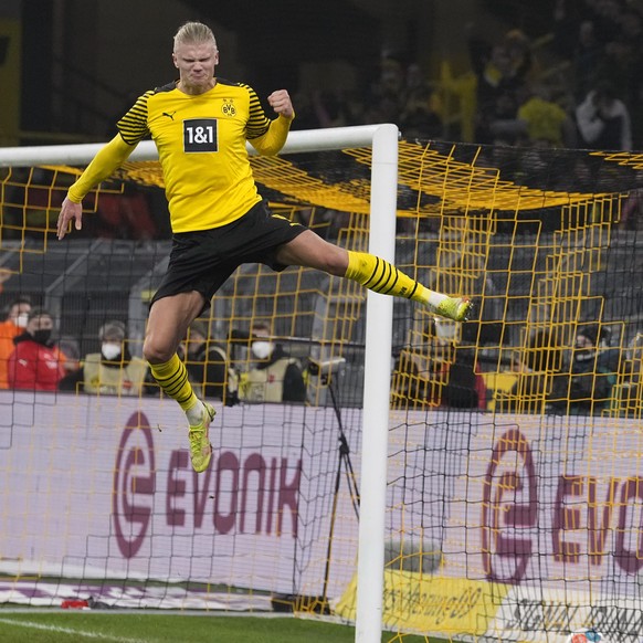 Dortmund&#039;s Erling Haaland celebrates his second goal during the German Bundesliga soccer match between Borussia Dortmund and Greuther Fuerth in Dortmund, Germany, Wednesday, Dec. 15, 2021. (AP Ph ...