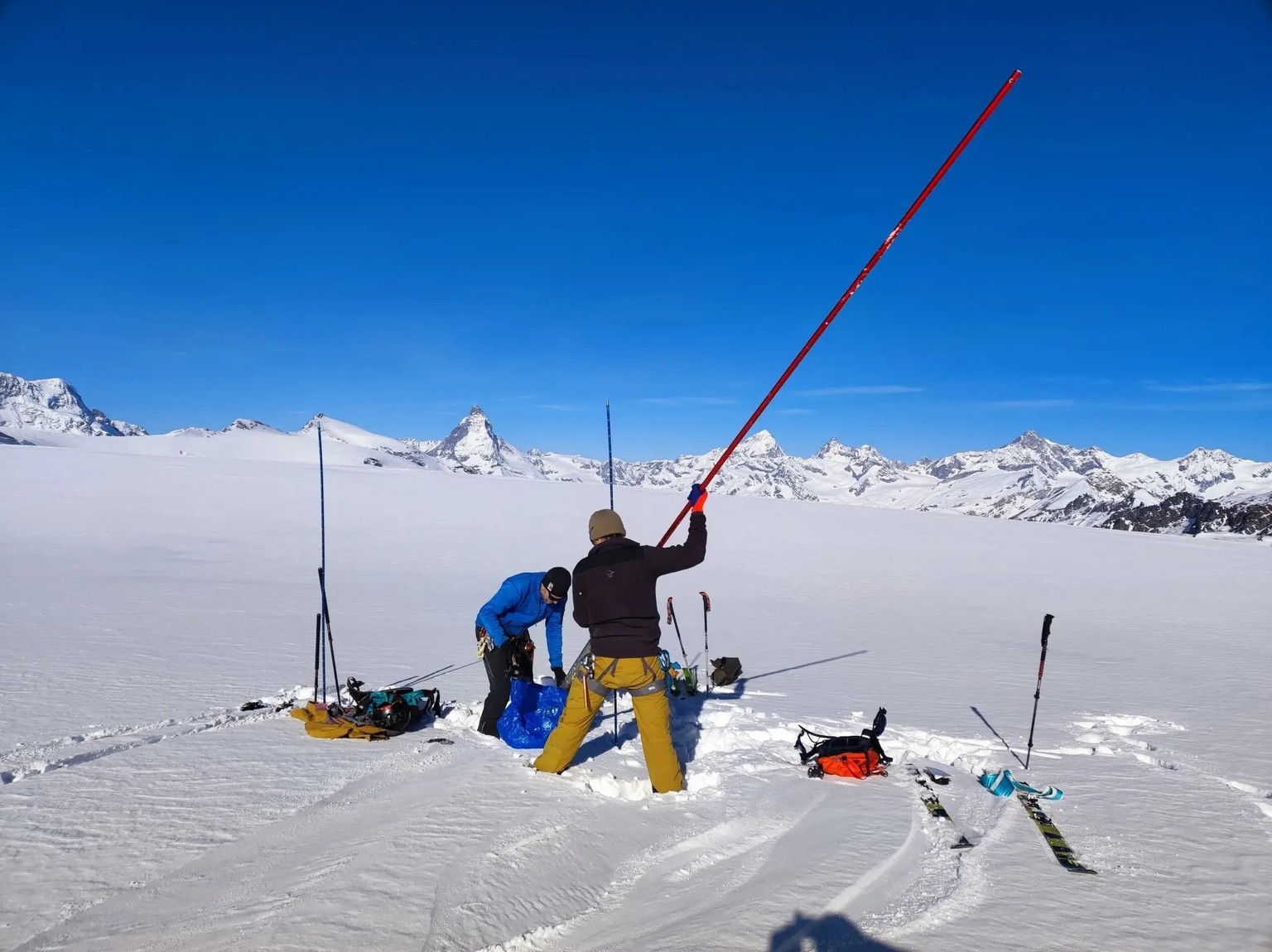 Dicke Schneedecke: Glaziologen bei der Forschungsarbeit auf dem Findelgletscher im Wallis.