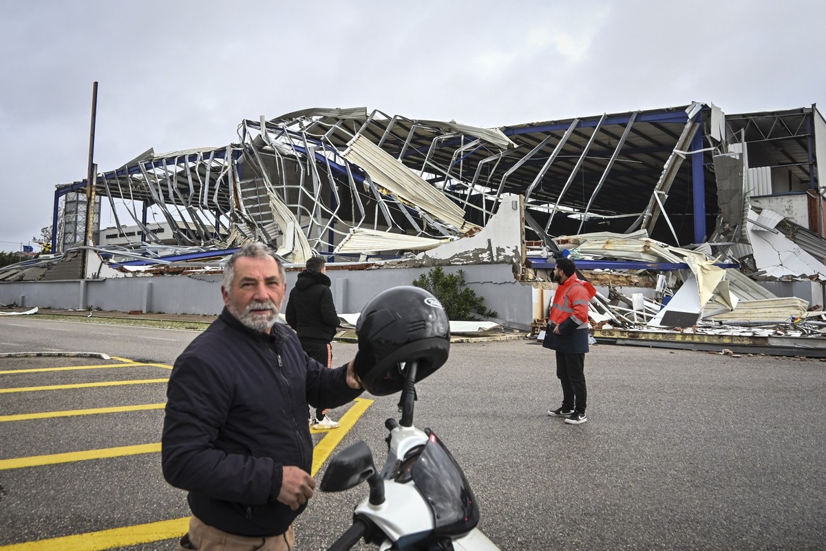 epa12692776 Destruction of buildings after the passage of storm Kristin in Marinha Grande, Leiria, Portugal, 30 January 2026. The passage of storm Kristin through Portuguese territory on 29 January le ...