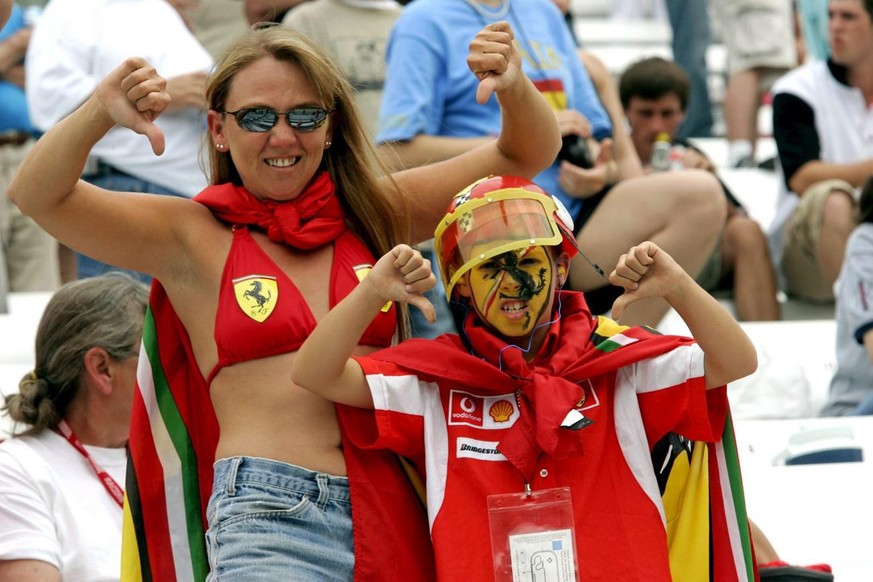 Ferrari fans thumbs down after the start of the US Grand Prix at race track in Indianapolis, USA, Sunday 19 June 2005. All Michelin user teams quit the race after the installation lap. (KEYSTONE/EPA/G ...