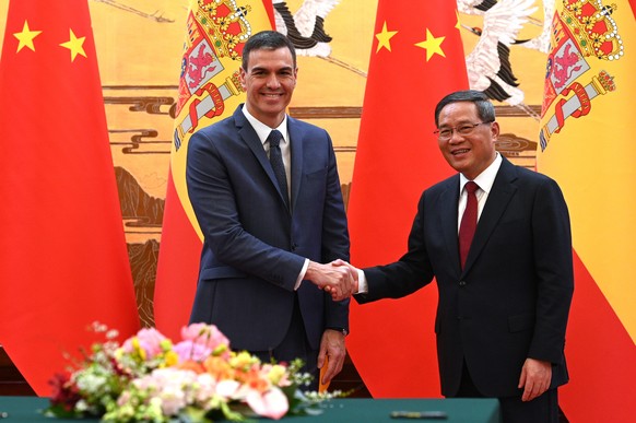 epa10551859 A handout photo made available by Spanish Prime Minister&#039;s Office shows Spanish Prime Minister Pedro Sanchez (L) meeting with the Chinese Prime Minister Li Qiang, in Beijing, China, 3 ...
