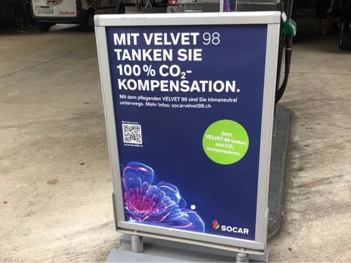 Jetzt ist sogar Benzin klimaneutral. Das gaukelt eine Werbetafel an einer Socar-Tankstelle in Zürich vor.