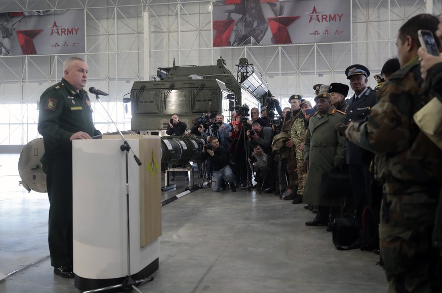 epa07311741 Russian chief of artillery and missile troops Lieutenant-General Mikhail Matveevsky (L) gives explanations regarding a new missile for the Iskander M launcher during a briefing on the issu ...