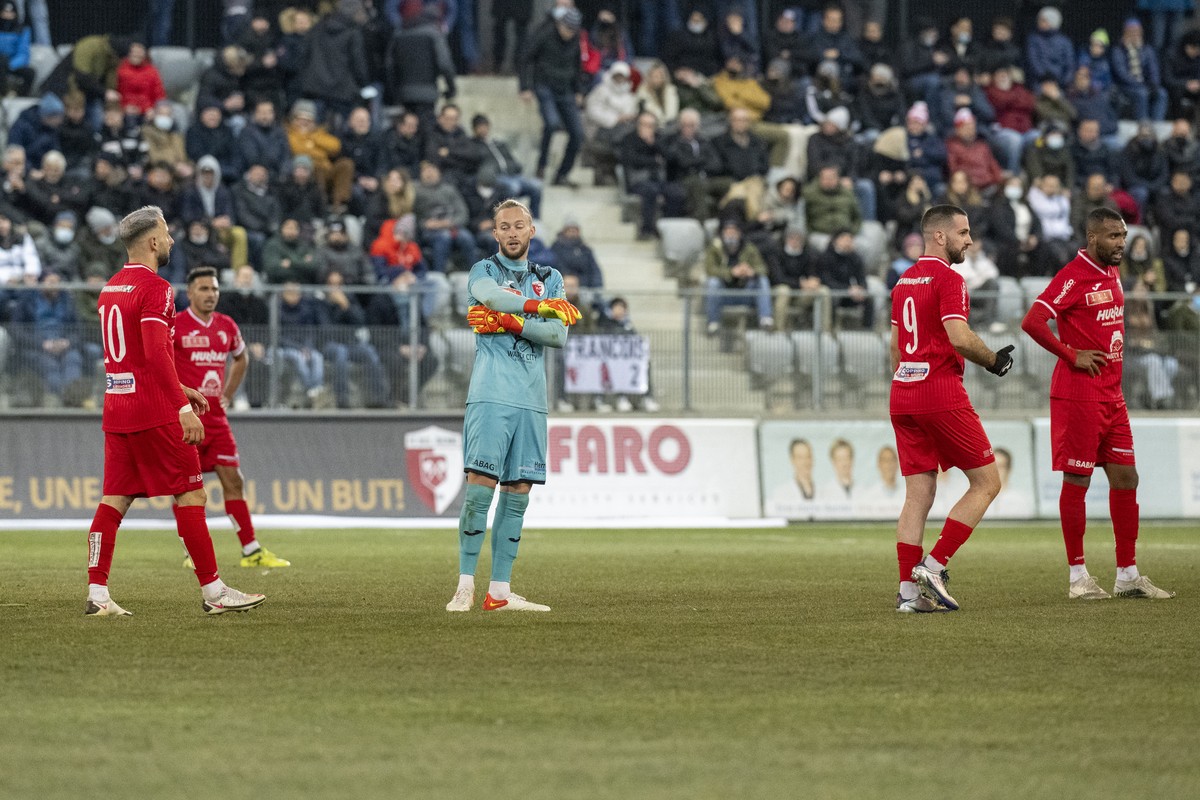 Biels Torhueter Nicolas Grivot, Mitte, und seine Mittspieler geschlagen im Schweizer Fussball Cup Viertelfinal zwischen dem FC Biel-Bienne 1896 und dem FC Luzern, am Mittwoch, 9. Februar 2022, in der  ...