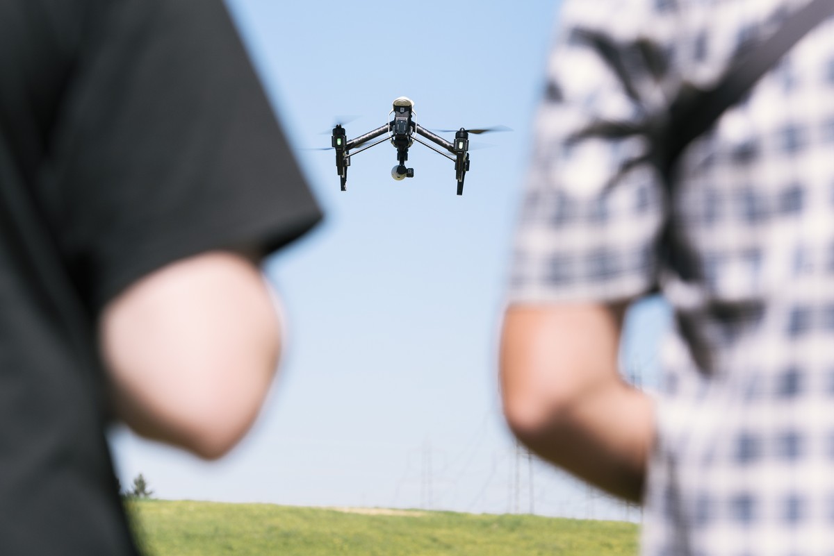 THEMENBILD ZUR MITTEILUNG DER MEDIENKOMMISSION FUER VERKEHR UND FERNMELDEWESEN (KVF-S) ZUM UMGANG MIT DROHNEN --- Eine DJI Inspire Drohne, aufgenommen wahrend des Praxisteils eines Drohnenkurses des S ...