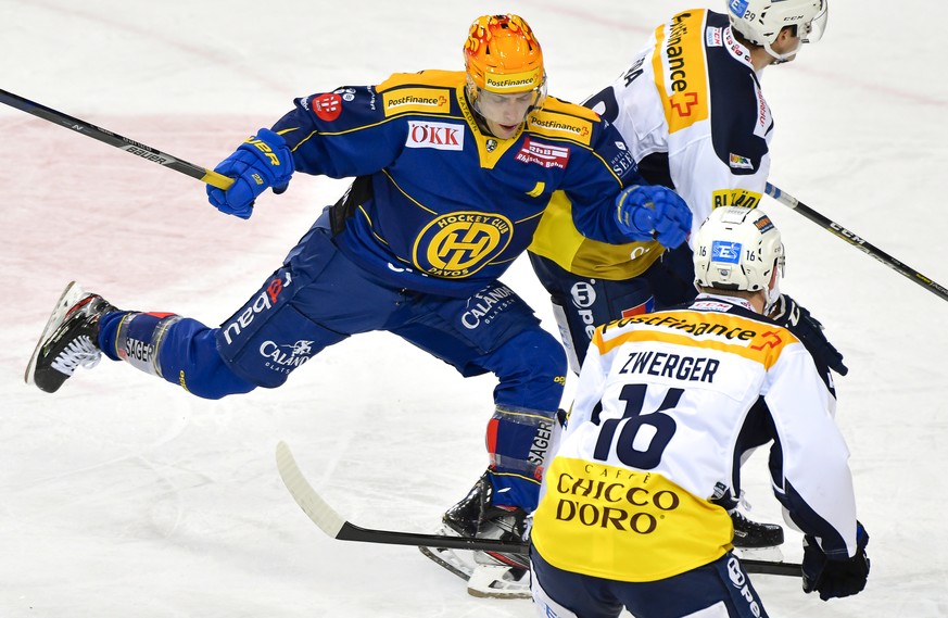 Der Davoser PostFinance TopScorer Perttu Lindgren (FI), links gegen Ambris Michael Fora und Dominic Zwerger, beim Eishockey-Qualifikationsspiel der National League A zwischen dem HC Davos und dem HC A ...