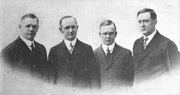 William, Walter und Arthur Davidson sowie William Harley (von links nach rechts), 1920.
