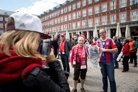 epa06704256 FC Bayern Munich fans enjoy the sunny weather at Plaza Mayor in Madrid, Spain, 01 May 2018. Real Madrid and Bayern Munich will play a second leg Champions League semi final match later in  ...