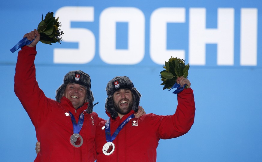 Beat Hefti (l.) und Alex Baumann feiern in Sotschi &nbsp;im Zweierbob die Silbermedaille.
