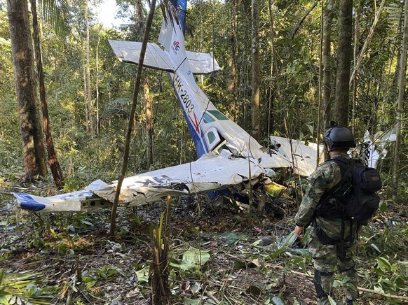 FILE - In this photo released by Colombia&#039;s Armed Force press office, a soldier stands in front of the wreckage of a Cessna C206 on May 18, 2023, that crashed in the jungle of Solano in the Caque ...