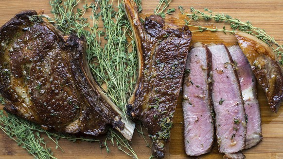 Whisky und Steak. Jedes Kind weiss: Das Frühstückssteak ist das wichtigste Steak des Tages. This September 2017 photo shows ribeye steaks with thyme-garlic butter in New York. This is a classy take on a restaurant-quality steak dinner, and it’s only 30 minutes from start to finish. (Sarah Crowder via AP)