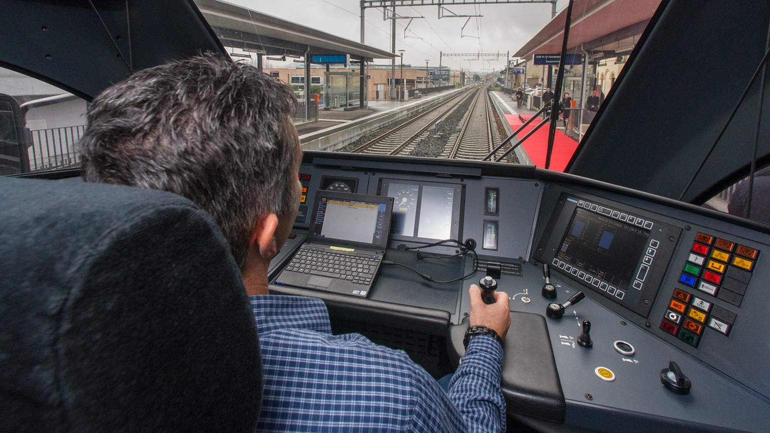 Ein Lokfuehrer befaehrt die neue Bahnstrecke waehrend der Einweihung der SBB Bahnlinie zwischen Mendrisio und Stabio im Tessin am Mittwoch, 26. November 2014. (KEYSTONE/Ti-Press/Carlo Reguzzi)