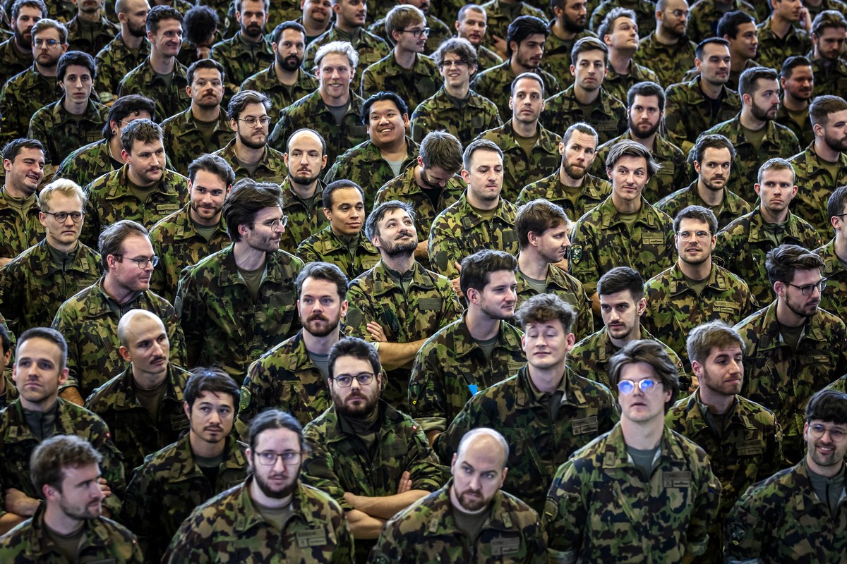 KEYPIX - Armeeangehoerige waehrend der Entlassungszeremonie an einer Entlassungsinspektion in der Kaserne Reppischtal in Birmensdorf, am Mittwoch, 12. November 2025 in Birmensdorf. Vom Montag, 10. bis ...