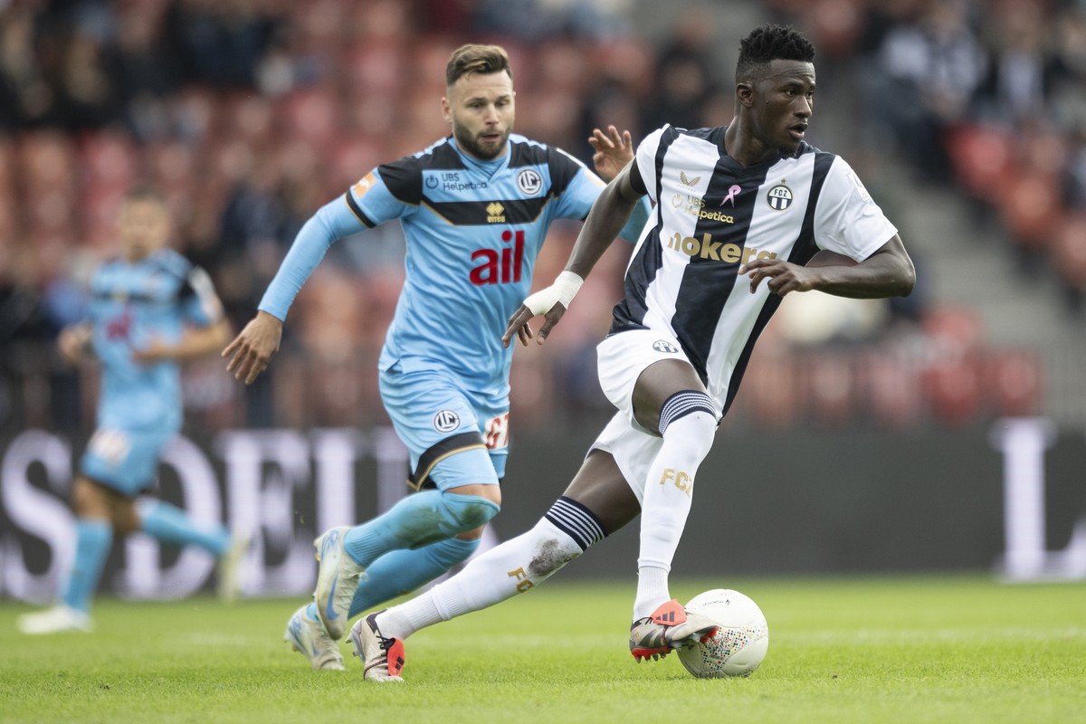 Renato Steffen (LUG), links, kaempft um den Ball mit Cheick Conde (FCZ), rechts, im Fussball Meisterschaftsspiel der Super League zwischen Zuerich, FCZ, und FC Lugano, LUG, im Letzigrund, am Sonntag,  ...