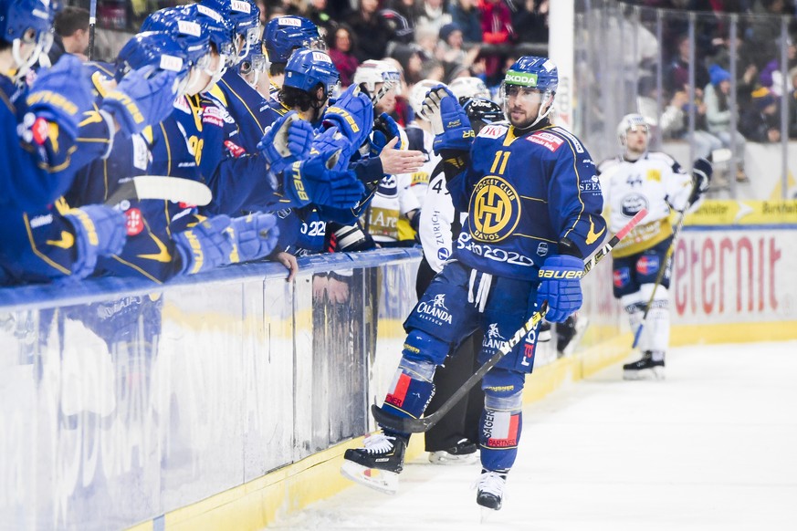 Davos&#039; Aaron Palushaj bejubelt seinen Treffer zum 2-2, beim Eishockey-Qualifikationsspiel der National League zwischen dem HC Davos und dem HC Ambri-Piotta, am Donnerstag, 13. Februar 2020, im Ei ...