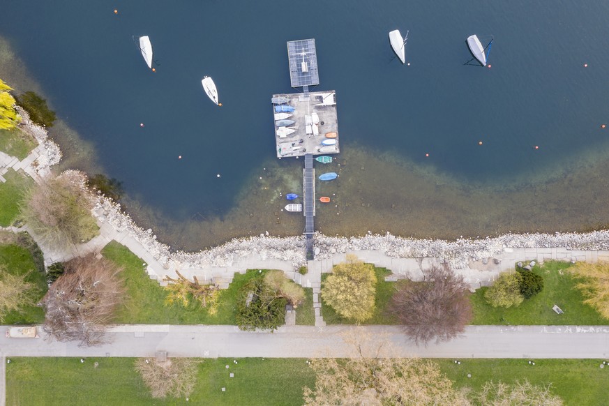 Blick auf die leere Seepromenade, aufgenommen am Freitag, 20. Maerz 2020 in Zuerich. Die Stadt Zuerich ergreift weitere Massnahmen im Kampf gegen das Coronavirus und sperrt mehrere Plaetze, Paerke und ...