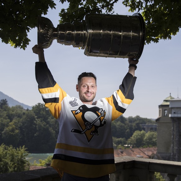 ARCHIVBILD ZUM RUECKTRITT VON MARK STREIT --- Switzerland&#039;s Mark Streit poses with the Stanley Cup trophy in Bern, Switzerland, August 2, 2017. Streit won the trophy with the Pittsburgh Penguins  ...