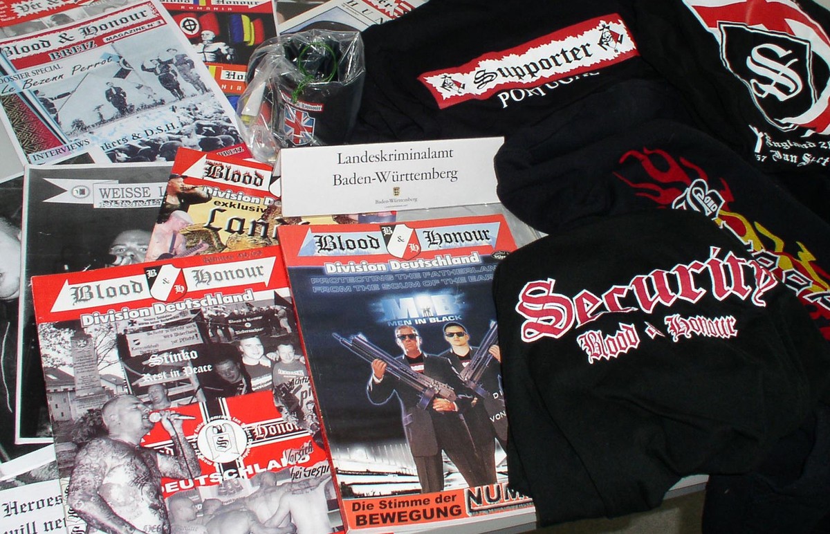 ARCHIV - Die vom Landeskriminalamt Baden-Wuerttemberg am 7. Maerz 2006 zur Verfuegung gestellte Aufnahme zeigt sichergestelltes Propagandamaterial der in Deutschland verbotenen rechtsextremistischen V ...