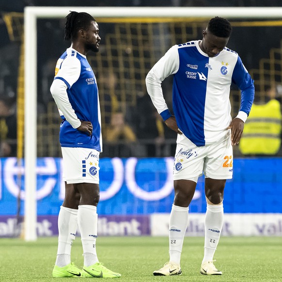 Asumah Abubakar (GC), links, und Francis Momoh (GC), rechts, reagieren nach der Niederlage (0-3) im Fussball Meisterschaftsspiel der Swiss Super League zwischen Young Boys, YB, und Grasshoppers, GC, v ...